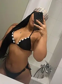 Perfil premium de Camila, modelo de alta gama con presencia distinguida